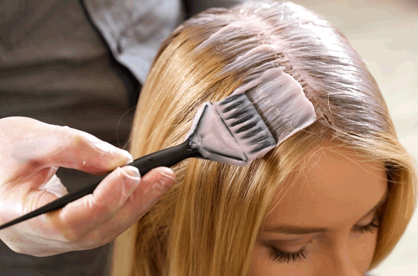 ヘアカラーしている写真