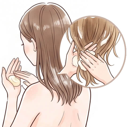 ヘアマスクを毛先からなじませる方法